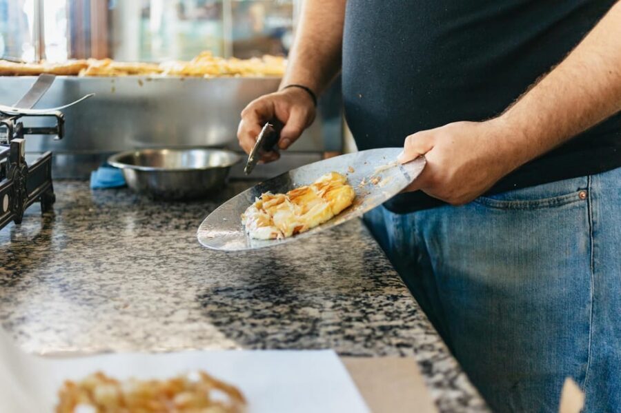 Chania: Old Town Highlights Guided Tour with Street Food - Guides Make It: The Human Factor That Drives the Reviews