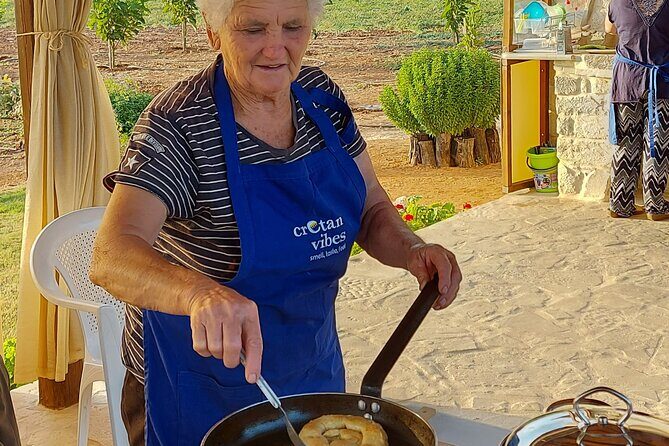 Cretan Cooking Class and Olive Oil Tasting - The outdoor kitchen and meal flow: what the evening feels like
