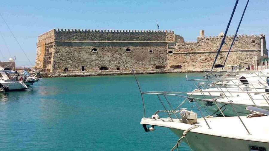 Food Tour in Heraklion – Discover Cretan Flavors - Getting oriented fast at the Archaeological Museum square
