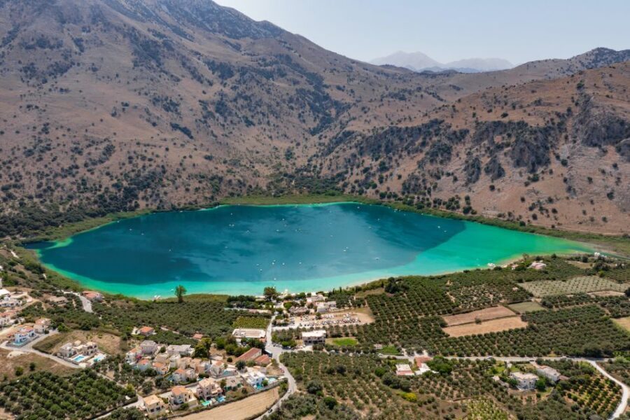 From Heraklion: Chania Town, Kournas Lake, and Rethymno Tour - The guide and bus ride: what makes the commentary useful