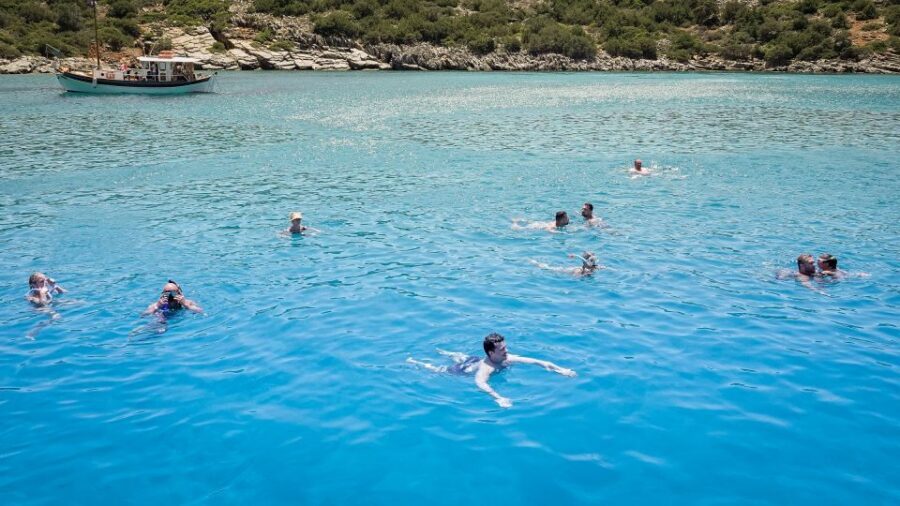 From Heraklion: Elounda, Kolokitha, and Spinalonga Boat Trip - Onboard food and drinks: the salad and fruit bar reality