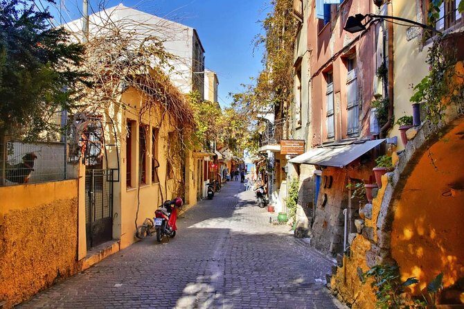 From Heraklion : Full-Day Bus Trip to Chania city , Kournas lake & Rethymno city - Guides and group energy: why the right narration matters