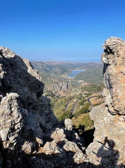 Heraklion: Knossos, Zeus, Villages & Olive Oil Factory Tour - Mochos and Krasi: narrow streets, a drink stop, and a 2,400-year-old tree