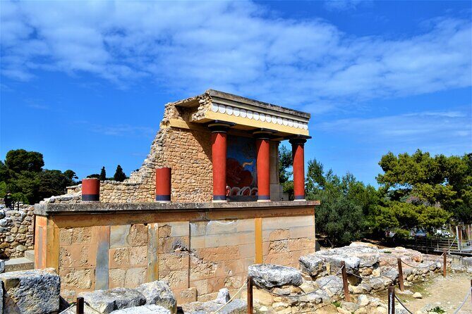 Knossos & Archaeological Museum Shared Guided Tour from Chania - The bus ride: customs lessons, charging, and a human-sized group