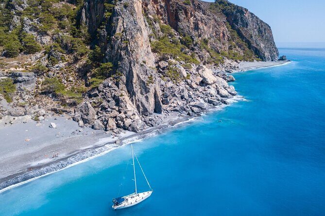 Sailing trip to the Top Coasts of Crete, Daily/Multi-day - Your boat setup for a 7-hour day (shade, cabin, and downtime)